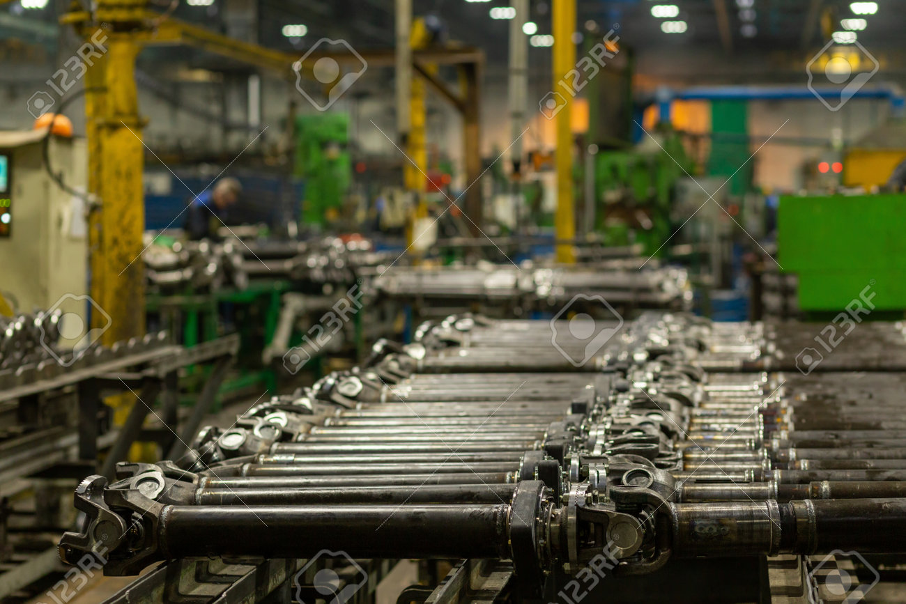 Ejes Cardánicos Y Transmisiones De Cardán Moviéndose En El Transportador  Durante El Proceso De Producción. Producción De Componentes Automotrices  Para Camiones Y Maquinaria Agrícola. Fotos, retratos, imágenes y fotografía  de archivo libres