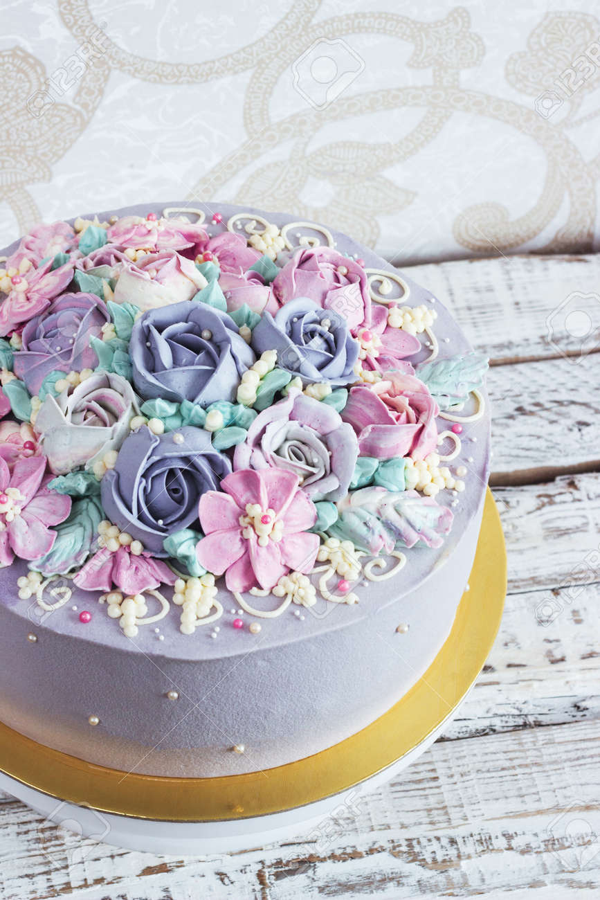 Gâteau Danniversaire Avec Des Fleurs Rose Sur Fond Blanc