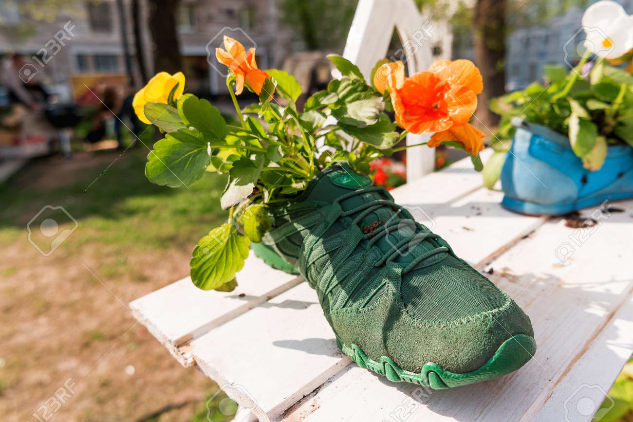 Lustige Strassendekorationen Gemalt Alte Stiefel Mit Pflanzen Und Blumen Im Inneren Schuhe Verwendet Wie Blumentopfe Moskau Russland Lizenzfreie Fotos Bilder Und Stock Fotografie Image