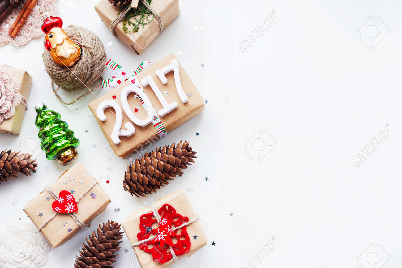 手作りプレゼントでクリスマスとお正月の背景は ペーパー クラフトや装飾品 休日の記号に包まれました テキストを配置します の写真素材 画像素材 Image