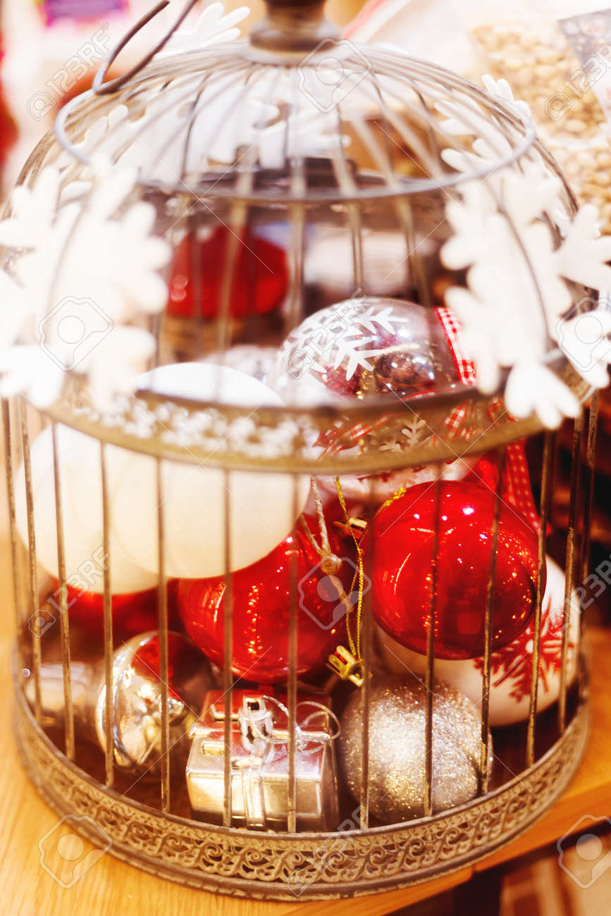 Fond De Noël Et Du Nouvel An Avec Des Boules Décoratives Lumineuses Dans Lancienne Cage Doiseaux Ornementaux Décorations Pour La Fête De Vacances