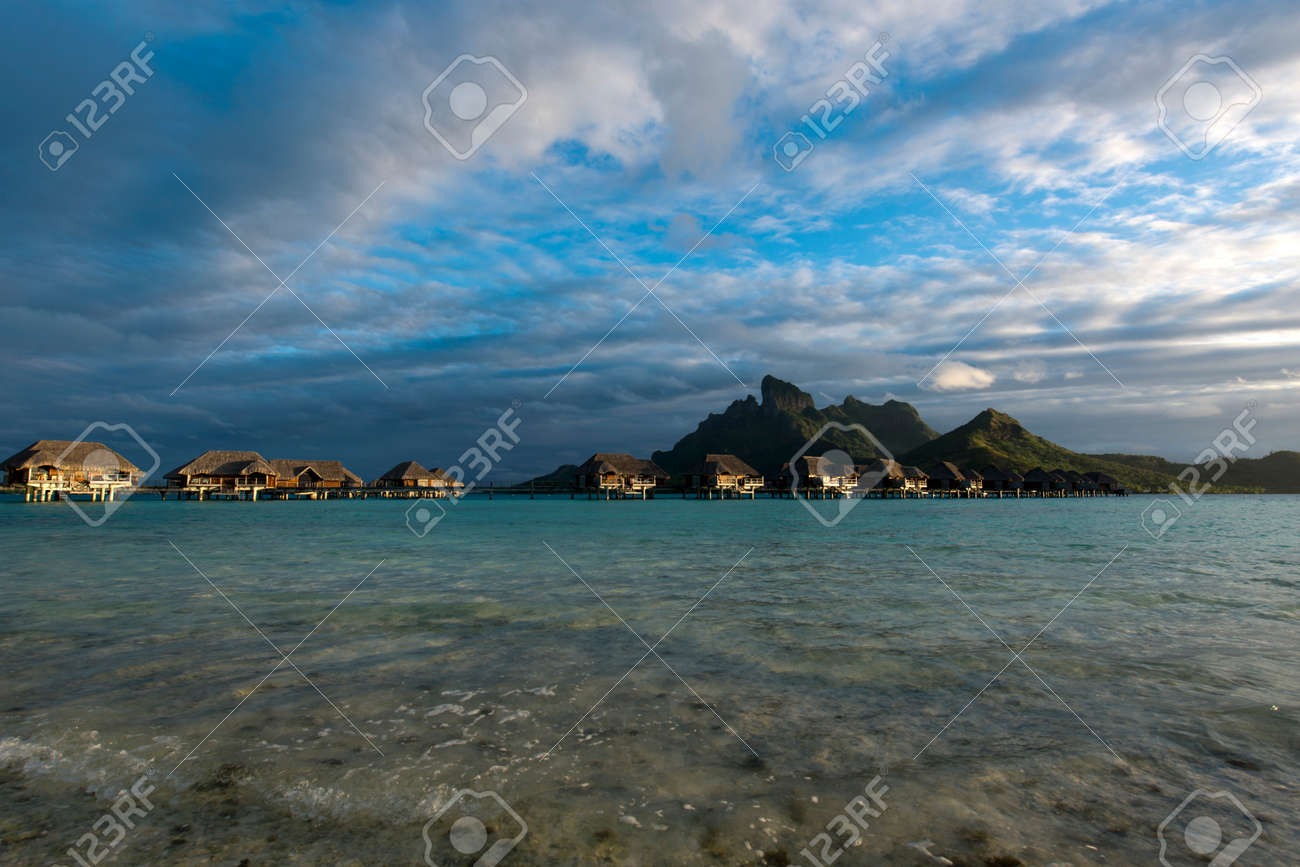 ボラボラ島 火山のマウント オテマヌ ボラボラ島 ソシエテ諸島 フランス領ポリネシアに美しいターコイズ ブルーのラグーンの上に表示します の写真素材 画像素材 Image
