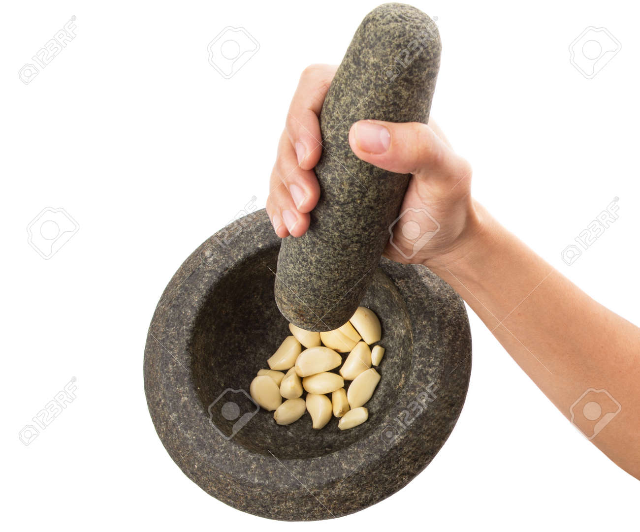女性の手を石きねとうすを使ってにんにくを破砕 の写真素材 画像素材 Image