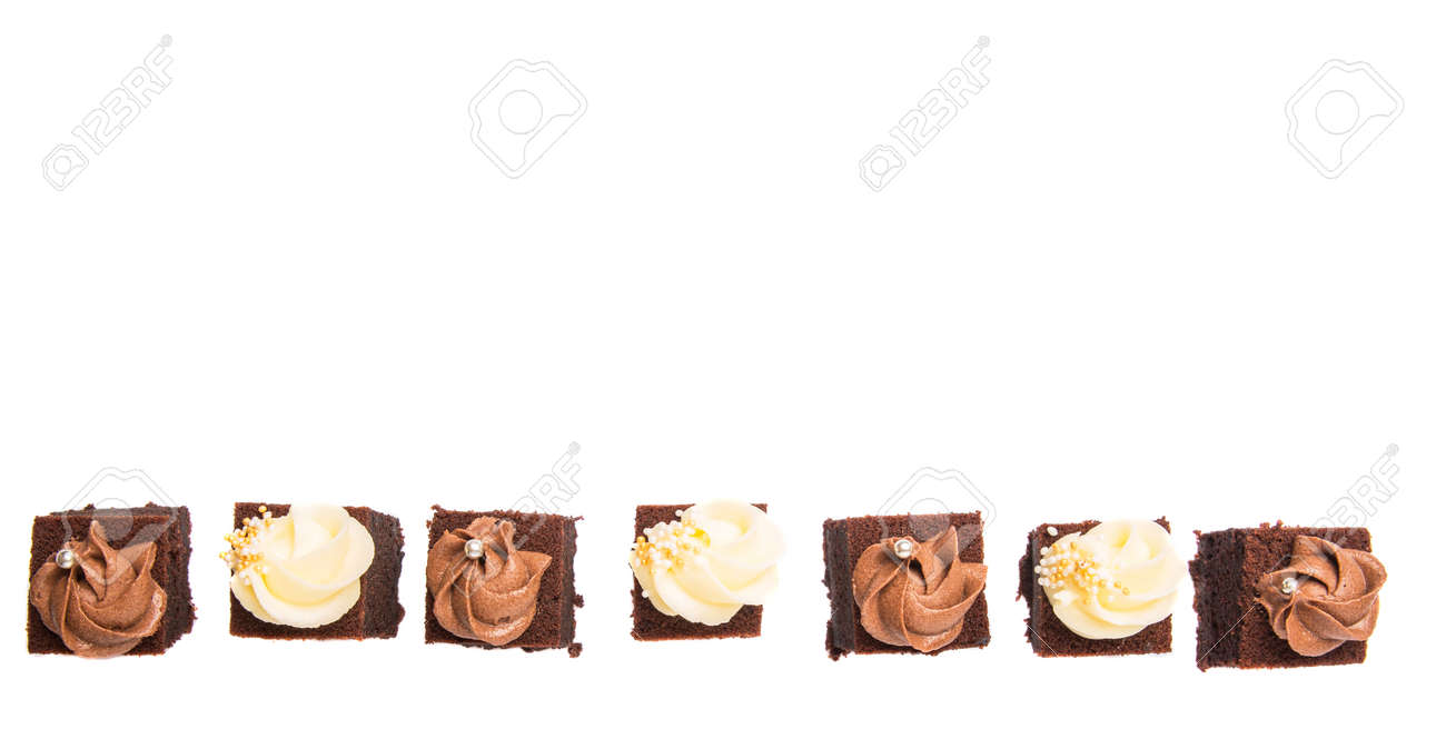 一口サイズのチョコレートとクリーム チーズのトッピング チョコレート ケーキ の写真素材 画像素材 Image