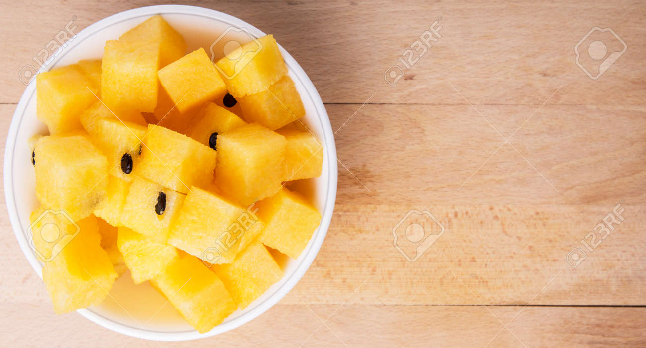 Taille De Bite Pastèque Fruit Jaune Dans Un Bol Blanc Sur Planche À  Découper En Bois Banque D'Images et Photos Libres De Droits. Image 39194242