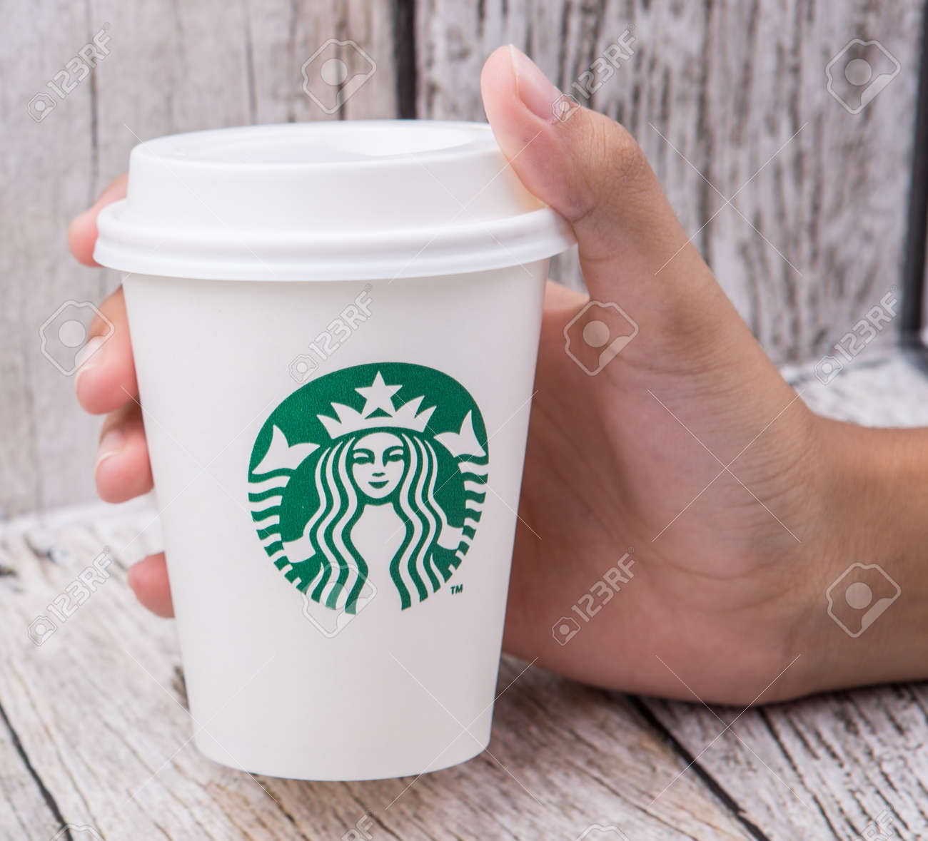 プトラジャヤ マレーシア 15 年 7 月 日 木製の背景をスターバックス コーヒーの紙コップを持っている女性の手 スターバックスは 1971 年に設立され 世界最大の喫茶店の会社です の写真素材 画像素材 Image プトラジャヤ マレーシア 15 年 7 月 日 木製の背景をスターバックス コーヒーの紙コップを持っている女性の手 スターバックスは 1971 年に設立され 世界最大の喫茶店の会社です の写真素材 画像素材 Image