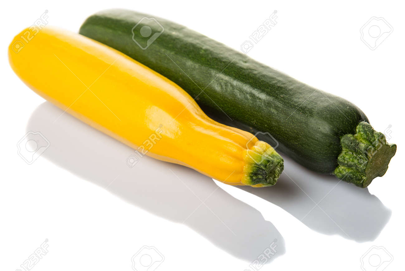 白い背景の上の黄色と緑のズッキーニの野菜 の写真素材 画像素材 Image