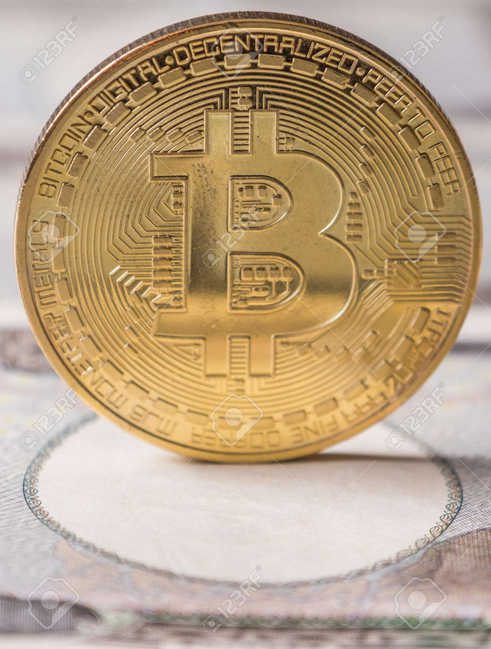 일본 엔화 지폐의 비트코인 암호화폐 로열티 무료 사진, 그림, 이미지 그리고 스톡포토그래피. Image 100980180