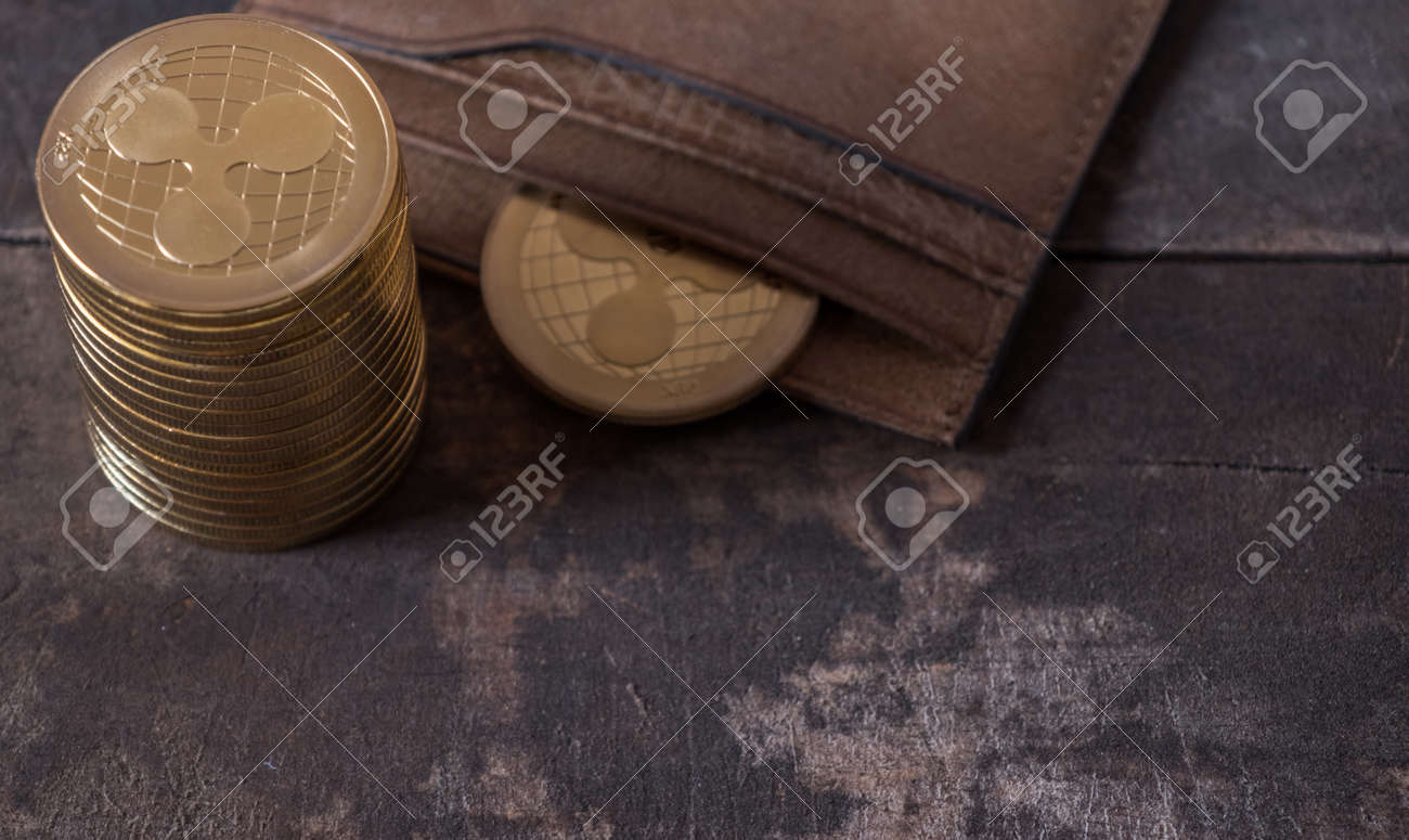 나무 테이블 위에 레더 지갑이 있는 리플 동전 로열티 무료 사진, 그림, 이미지 그리고 스톡포토그래피. Image 101494818