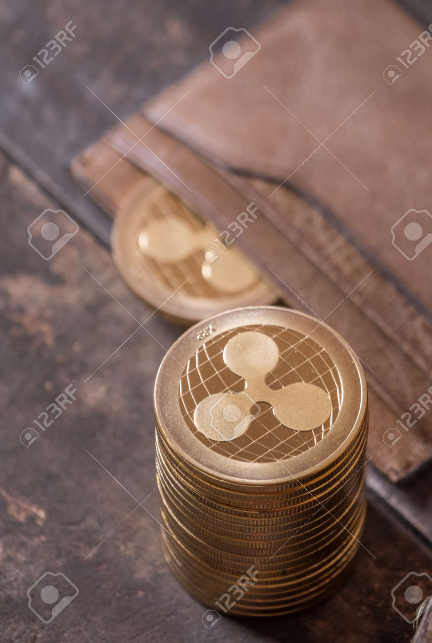 나무 테이블 위에 Lether 지갑과 리플 코인 로열티 무료 사진, 그림, 이미지 그리고 스톡포토그래피. Image 101495044