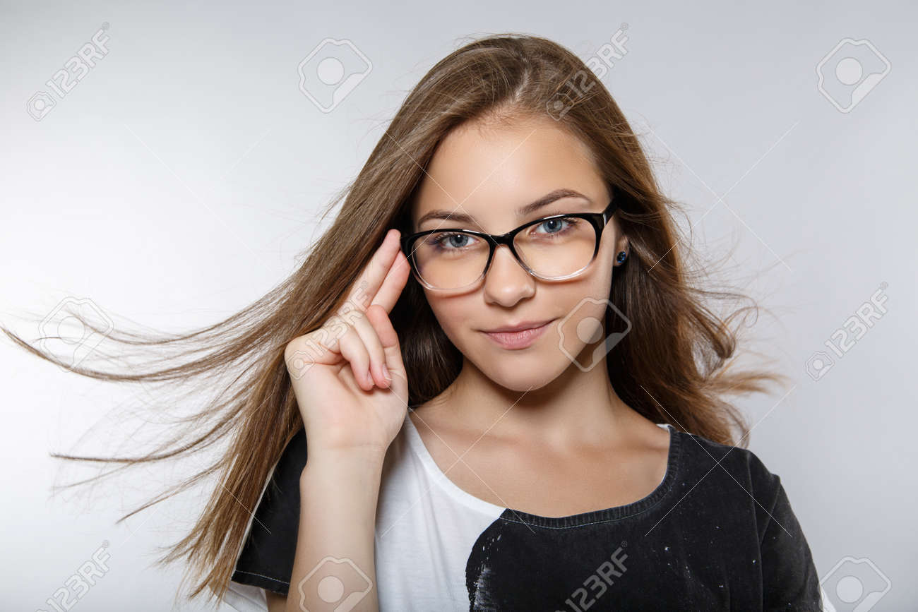 Mädchen mit Brille Mädchen mit Brille