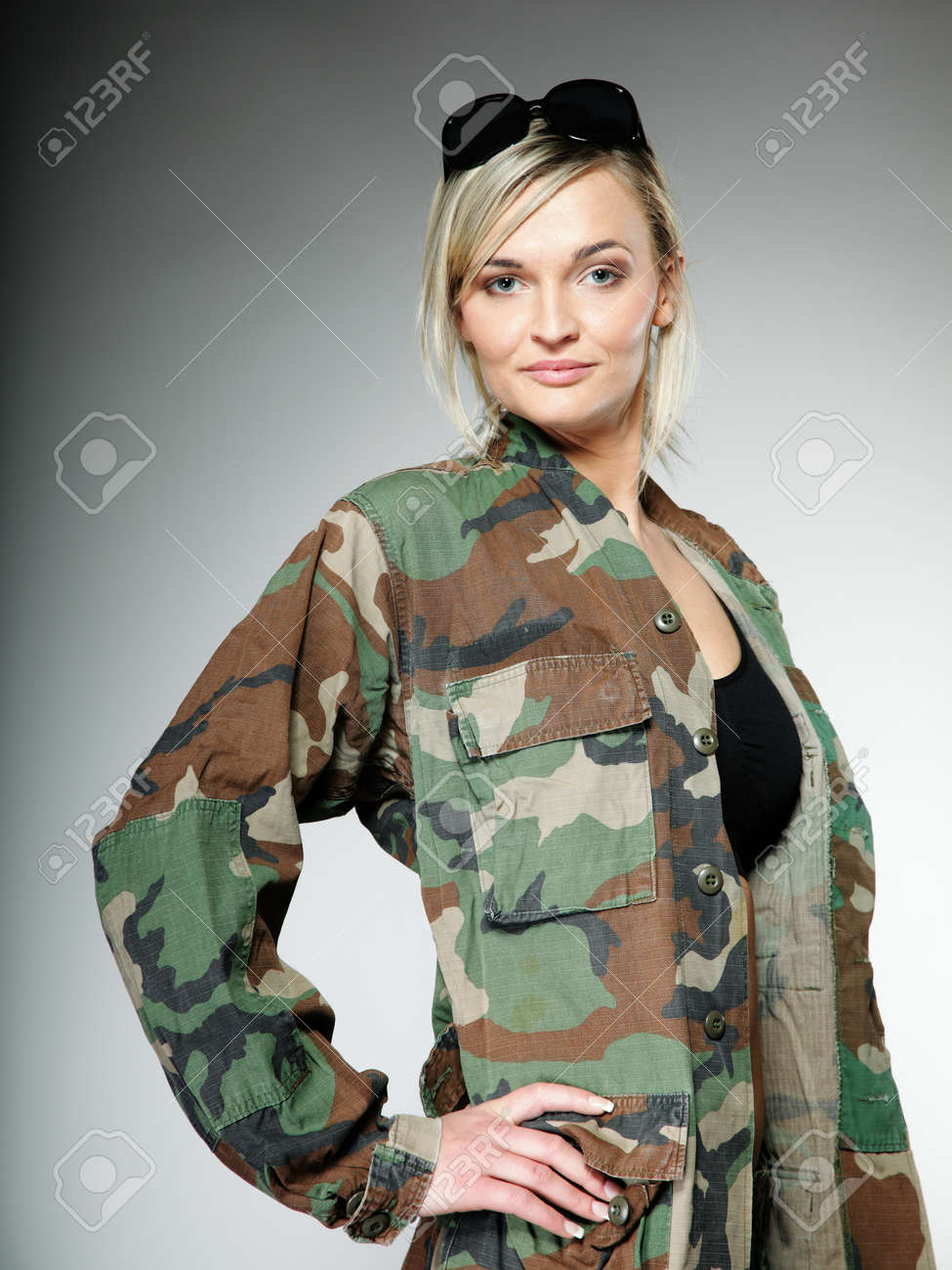 Mujer En Ropa Militar Con Gafas De Sol Del Ejército En El Fondo Gris. Fotos, Imágenes Y Fotografía De Archivo Libres De Derecho. Image 20862552.