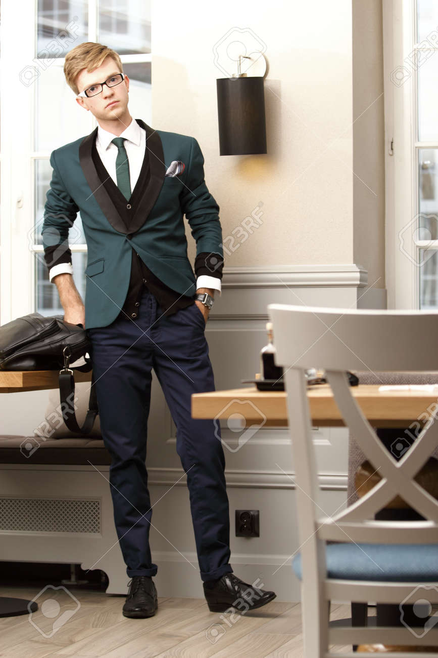 全長ハンサムでスタイリッシュな若者ファッション モデル バッグでおしゃれなカフェ レストランでポーズ の写真素材 画像素材 Image 2906