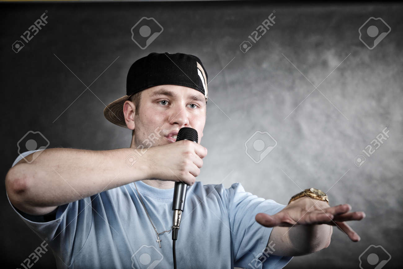 랩퍼 태도 랩 가수 힙합 댄서 수행. 마이크 노래 손 멋진 제스처 검은 그런 지 배경으로 젊은 남자 로열티 무료 사진, 그림, 이미지  그리고 스톡포토그래피. Image 22920135