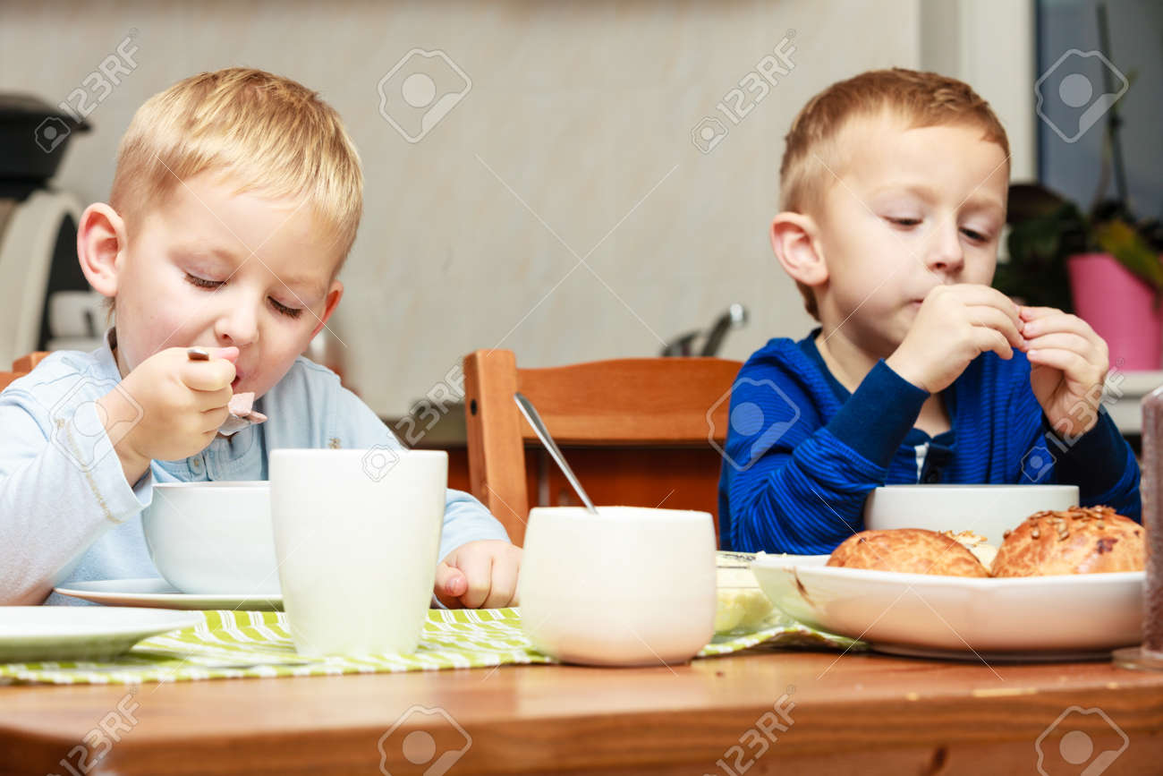 Deux Freres Blonds Garcons D Enfants D Enfants De Manger Des Corn Flakes Petit Repas Du Matin A La Table D Accueil Banque D Images Et Photos Libres De Droits Image Deux Freres Blonds Garcons D Enfants D Enfants De Manger Des Corn Flakes Petit Repas Du Matin A La Table D Accueil Banque D Images Et Photos Libres De Droits Image