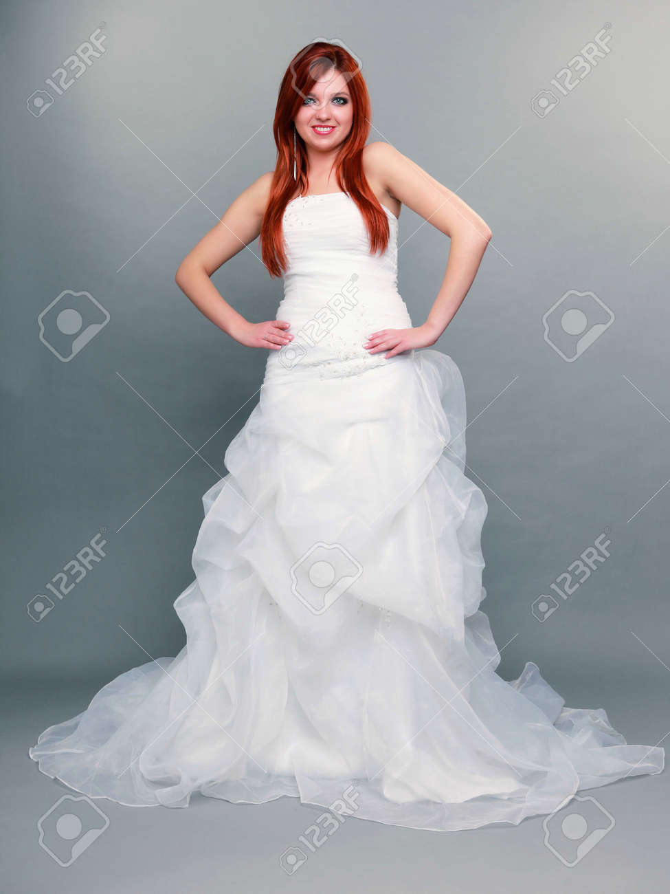 Jour Mariée Tourné Longue De Pleine Portrait Robe Sur Aux Bleus Longueur Rouge Blanche Studio Mariage Belle Cheveux Heureux En Yeux PZuOkXiT