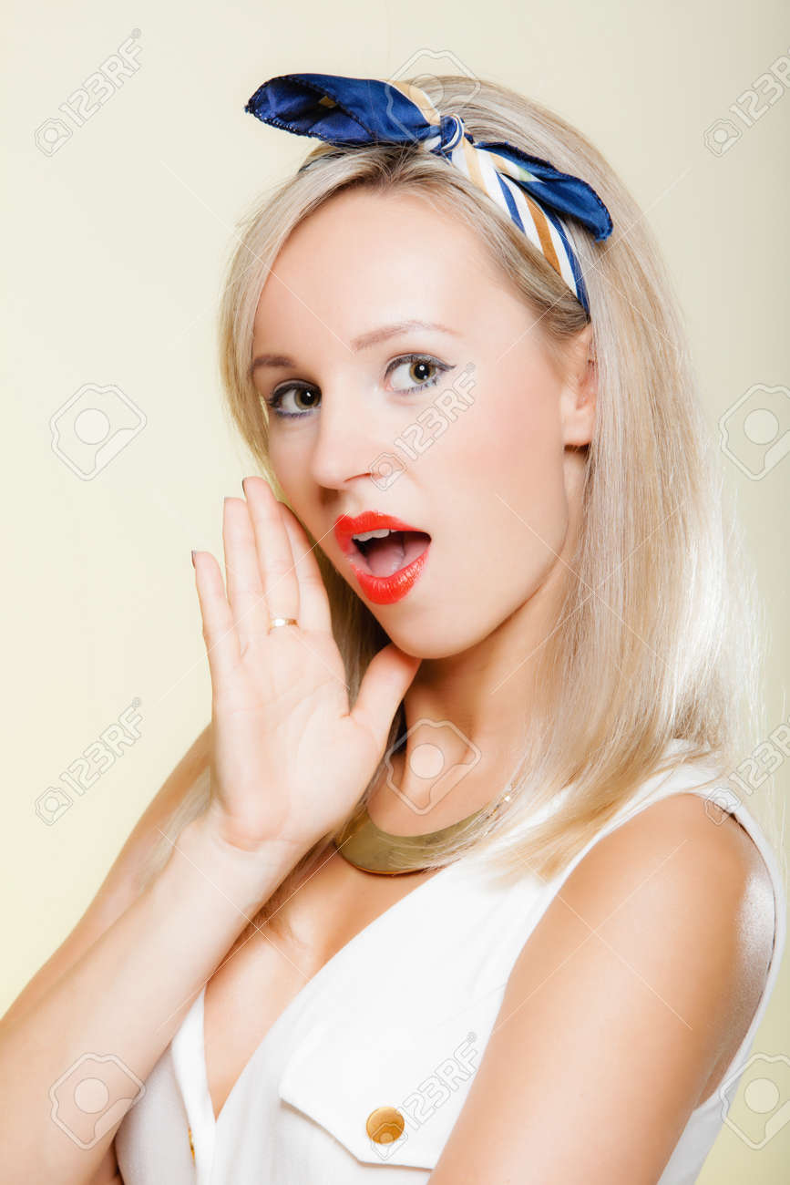 少女　顔射 びっくりびっくりした女顔、金髪少女レトロ スタイル開口顔射すごい式の写真素材・画像素材 Image 25614848