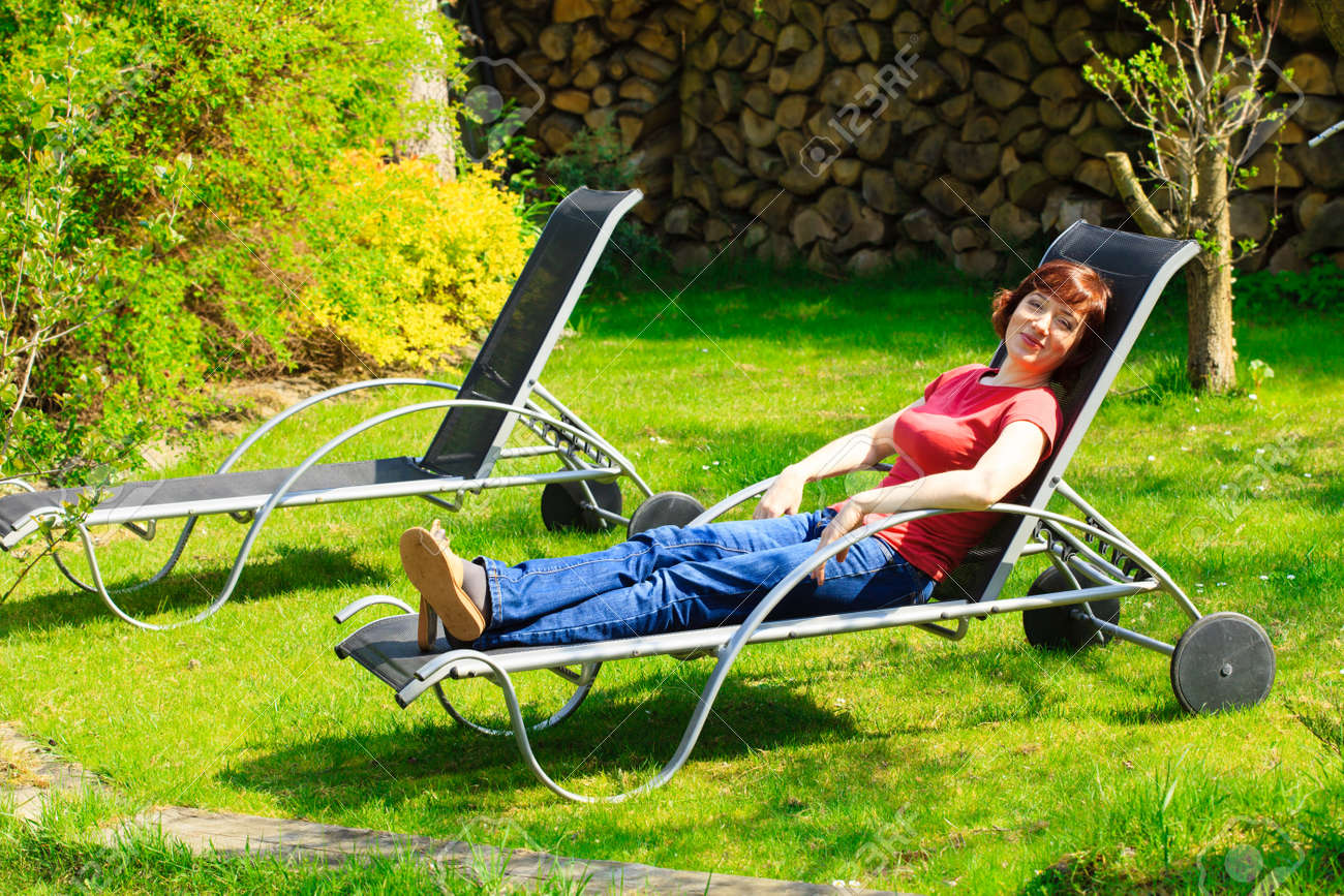 Dans Le Détente Se De Sur Jardin Reposer Femme Longue Mature Noire La Bonne Chaise CxroWBed
