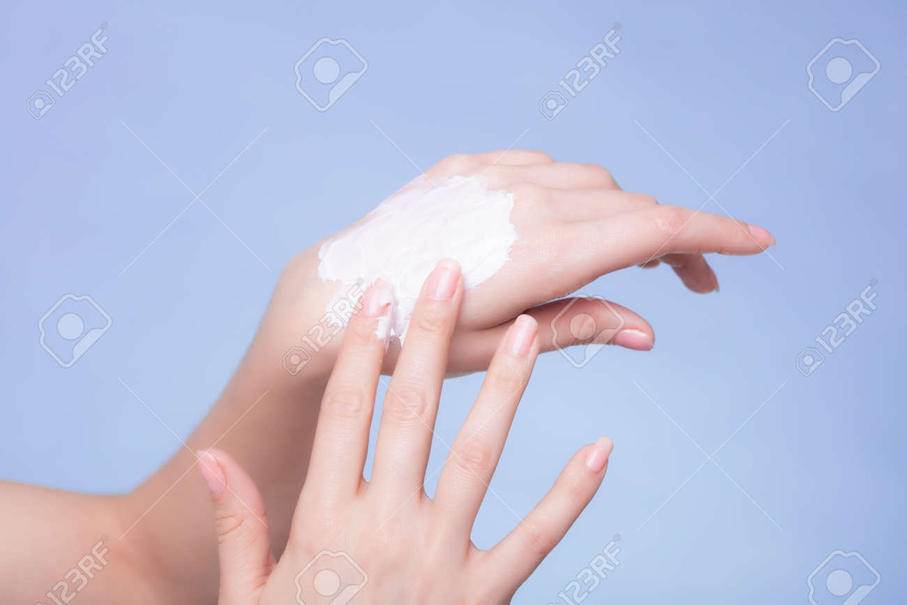 スキンケア 女性の手のクローズ アップ 若い女性の女の子彼女のドライの世話は手保湿クリームを適用するヤシの木です 美容トリートメント の写真素材 画像素材 Image