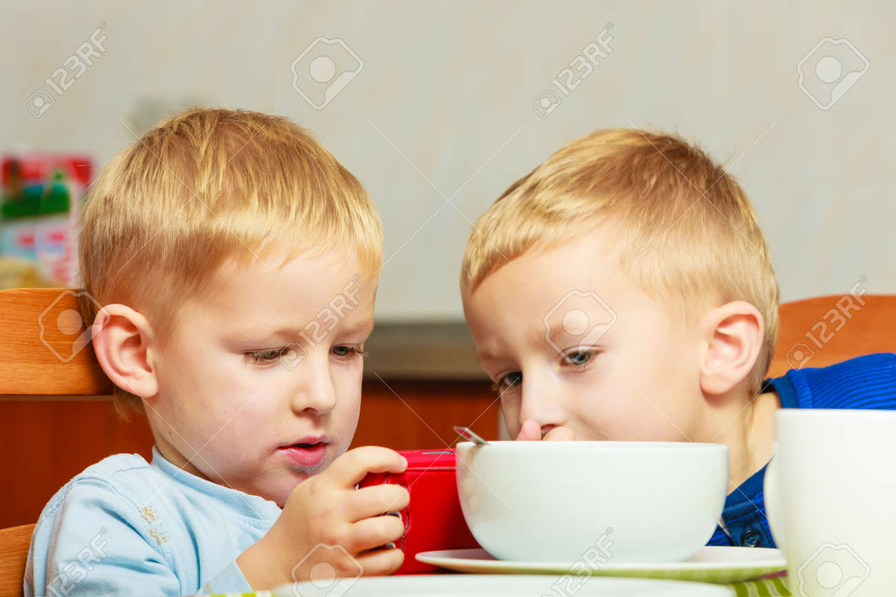 Garcons Enfants Enfants Mangeant Corn Flakes Cereales Avec Du Lait Repas Petit Dejeuner Le Matin Banque D Images Et Photos Libres De Droits Image Garcons Enfants Enfants Mangeant Corn Flakes Cereales Avec Du Lait Repas Petit Dejeuner Le Matin Banque D Images Et Photos Libres De Droits Image