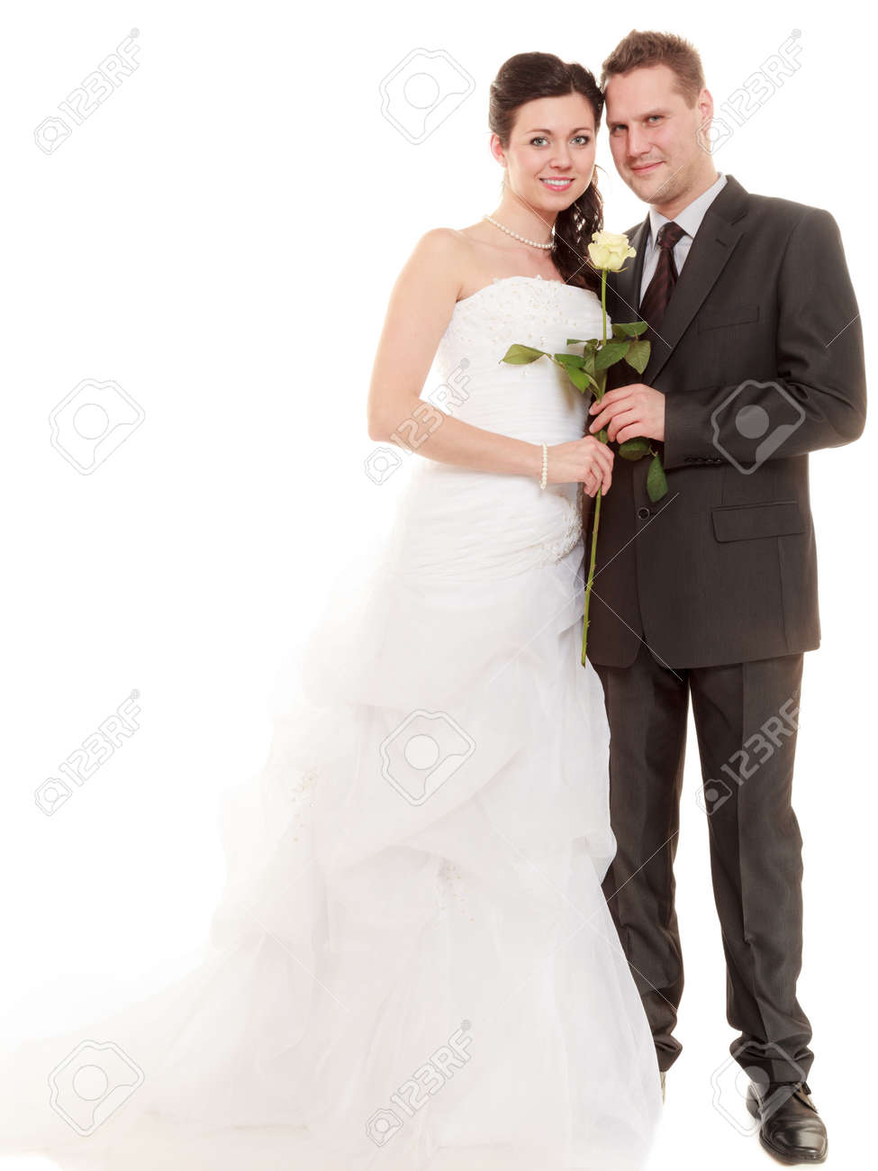 Dia De La Boda Integral De La Muchacha Novia Feliz Mujer Con Vestido Blanco Y El Novio Hombre En Traje Elegante Pareja Casada Aislado En Blanco El Amor Y El Afecto Fotos