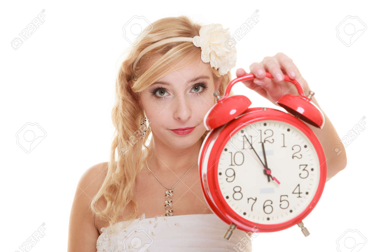 結婚式の概念です 結婚する時間 赤の目覚まし時計で不幸な未決定の花嫁 美しいブロンドの女性 花婿を待ってまたは白で隔離される意思 の写真素材 画像素材 Image