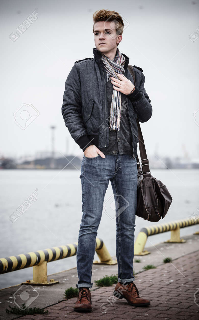 全長若いハンサムな男性ファッション モデル カジュアルなスタイル バッグ上の通りの都市産業の背景 の写真素材 画像素材 Image
