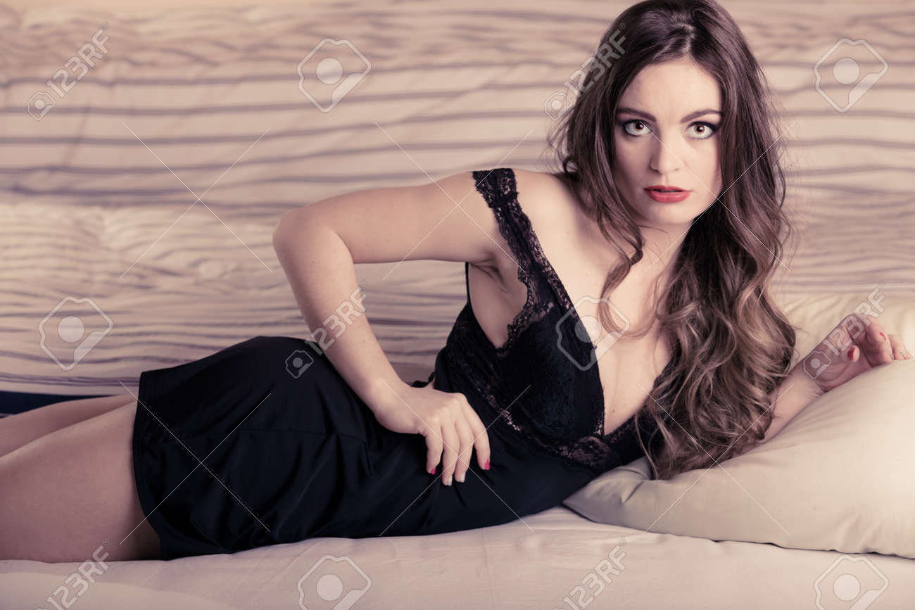 여성의 성욕과 유혹. 침대에 검은 란제리 매력적인 매혹적인 긴 곱슬 머리 여자. 실내. 로열티 무료 사진, 그림, 이미지 그리고  스톡포토그래피. Image 39409425