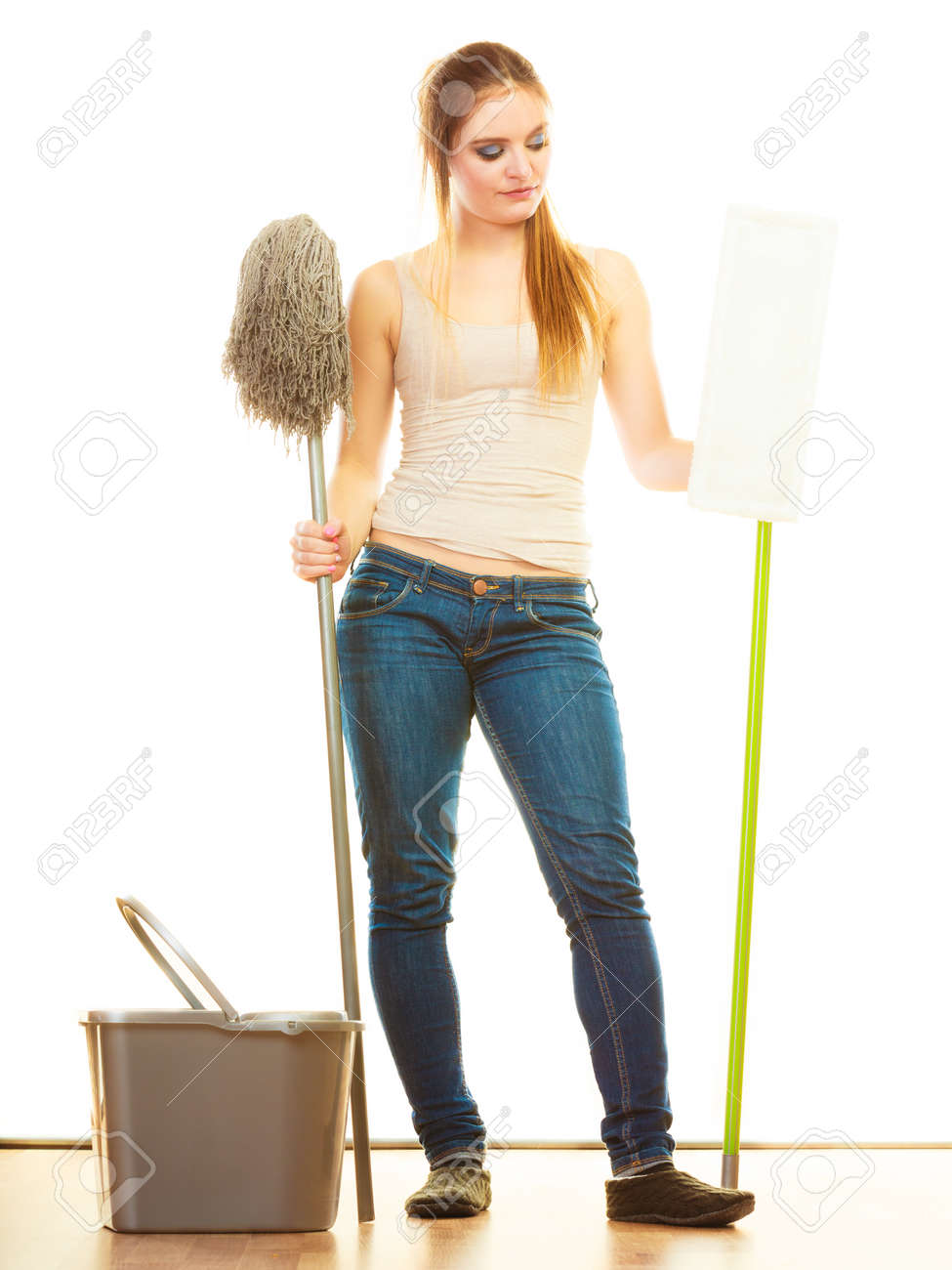 Donna delle pulizie. great stanco ed esausto donna delle pulizie che ... Donne delle pulizie