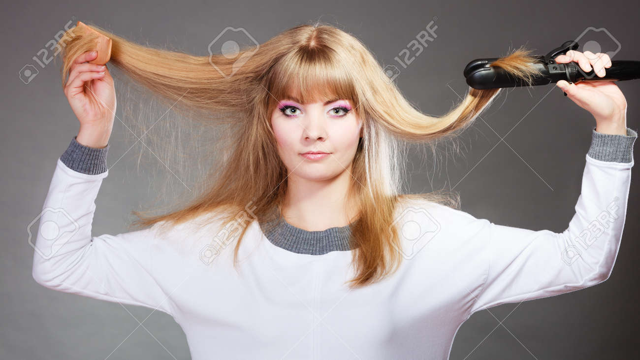 ヘアスタイ リング 電気髪アイロン ストレートヘア アイロン グレー背景を持つ魅力的な金髪女性長い髪作るヘアスタイル髪型 の写真素材 画像素材 Image ヘアスタイ リング 電気髪アイロン ストレートヘア アイロン グレー背景を持つ魅力的な金髪女性長い髪作るヘアスタイル髪型 の写真素材 画像素材 Image