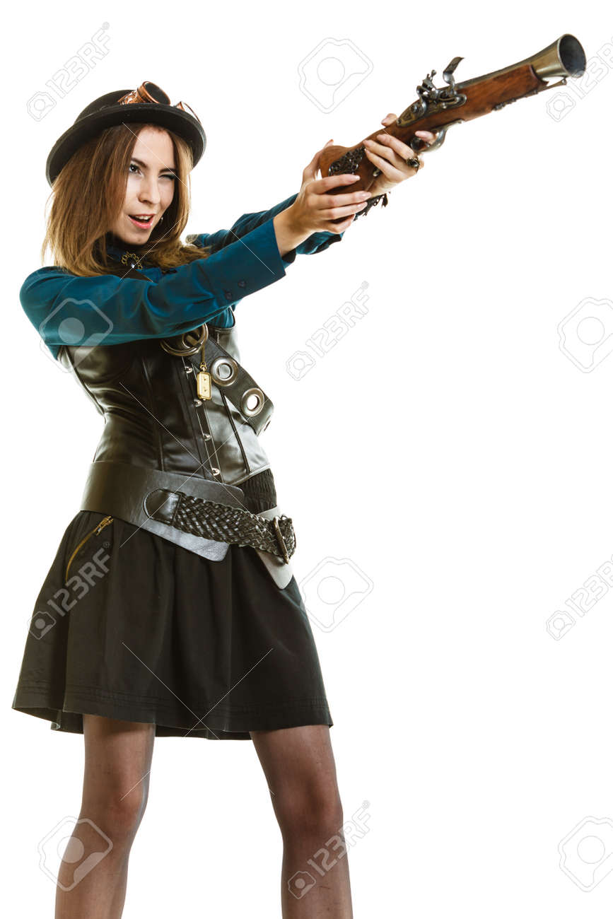 楽しい空想の帽子を身に着けている白の若いスティーム パンク パーセル女の子 まばたき スタイリッシュなボウラー ゴーグルと銃を目指してと昔ながらの ファンタジー の写真素材 画像素材 Image