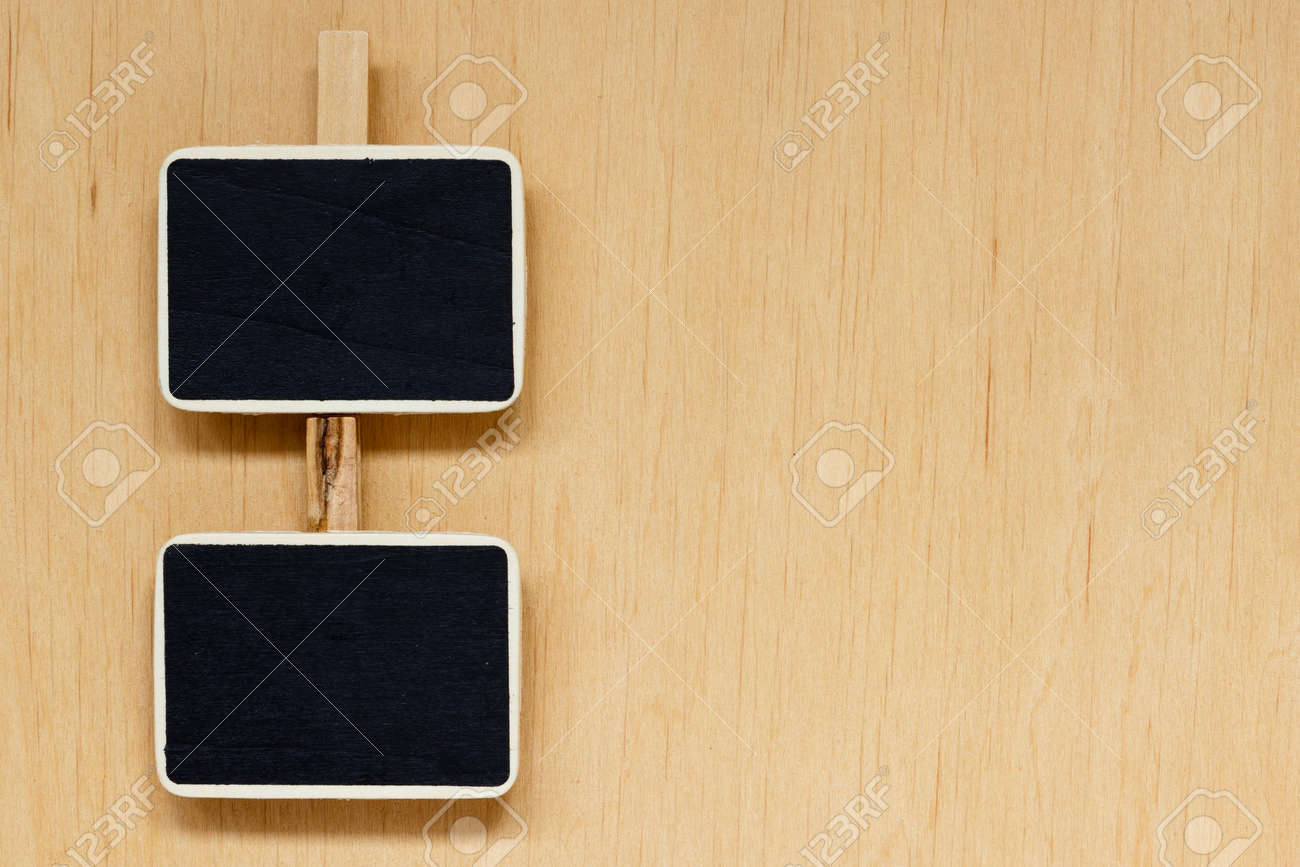 Kleine Tafeln Schiefer Kreidetafeln Mit Platz Fur Text Menu Auf Holzerne Oberflache Leere Leere Zeichen Lizenzfreie Fotos Bilder Und Stock Fotografie Image 46777286