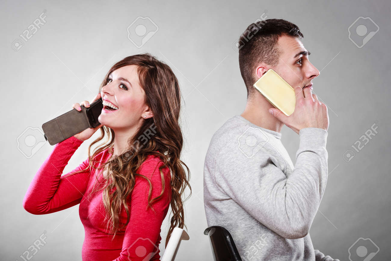 Разговор с мужем. Мне не с кем поговорить. Поговорю с кем угодно о чем угодно. Мужчина и женщина с телефоном. А с кем он разговаривает.