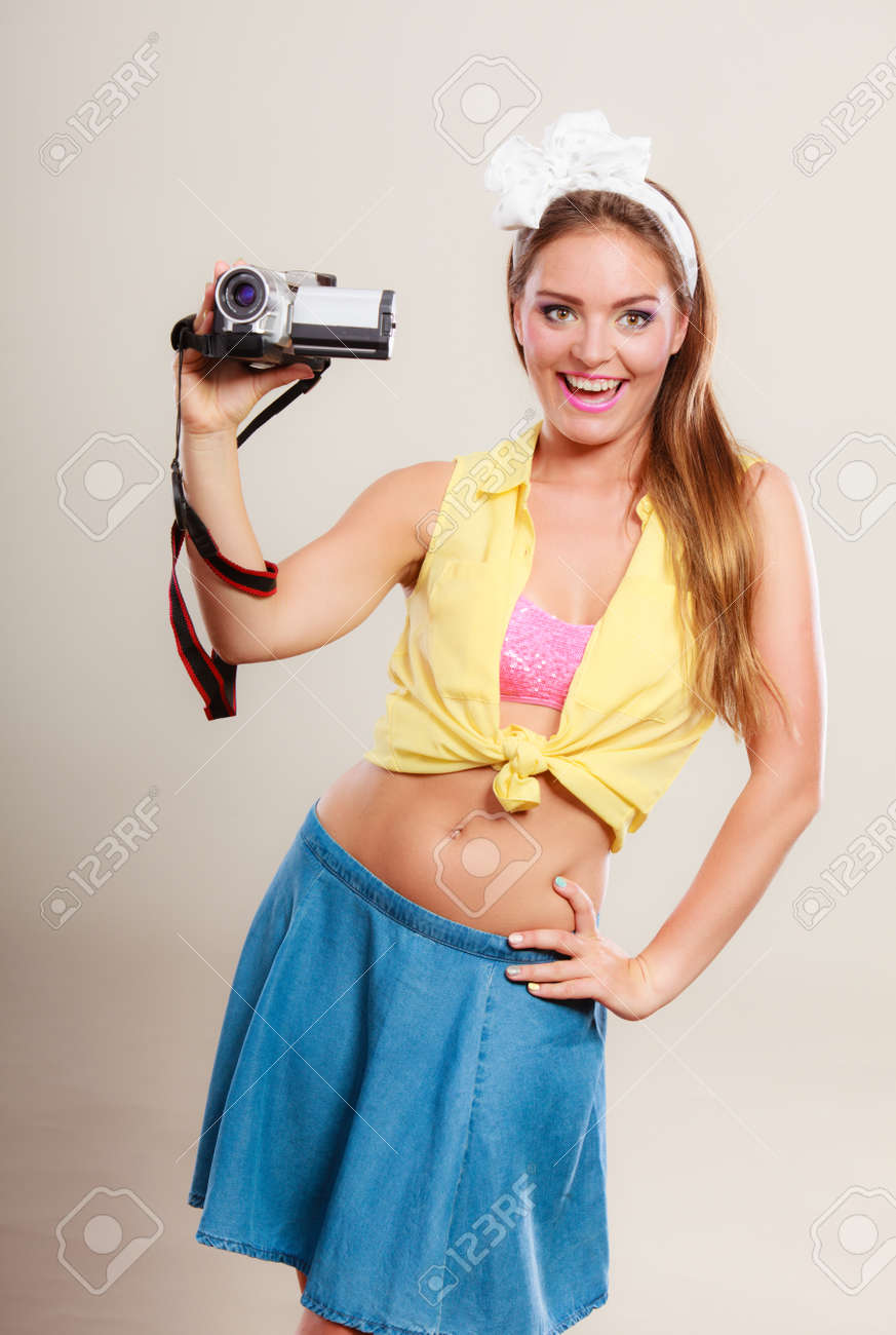 幸せ笑顔かなりピン女の子がビデオカメラで撮影します 魅力的な豪華な若いのレトロな女性 の写真素材 画像素材 Image