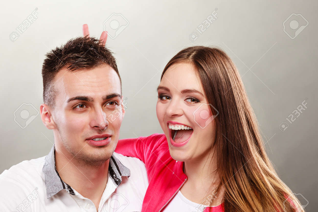 幸せなカップルの浮気と楽しい うれしそうな男と女バニーの耳と指を使用して素晴らしい時間があります 良好な関係 の写真素材 画像素材 Image