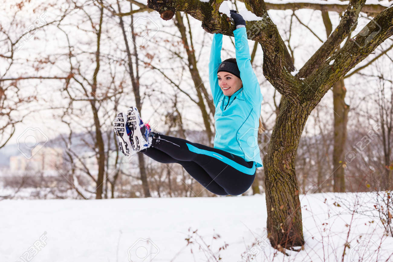 Y Actividades De Invierno. Delgada Mujer De La Aptitud Al Aire Libre Forma. Niña De La Formación Del Desgasta La Ropa Deportiva De Abrigo Fuera En Un Clima Frío