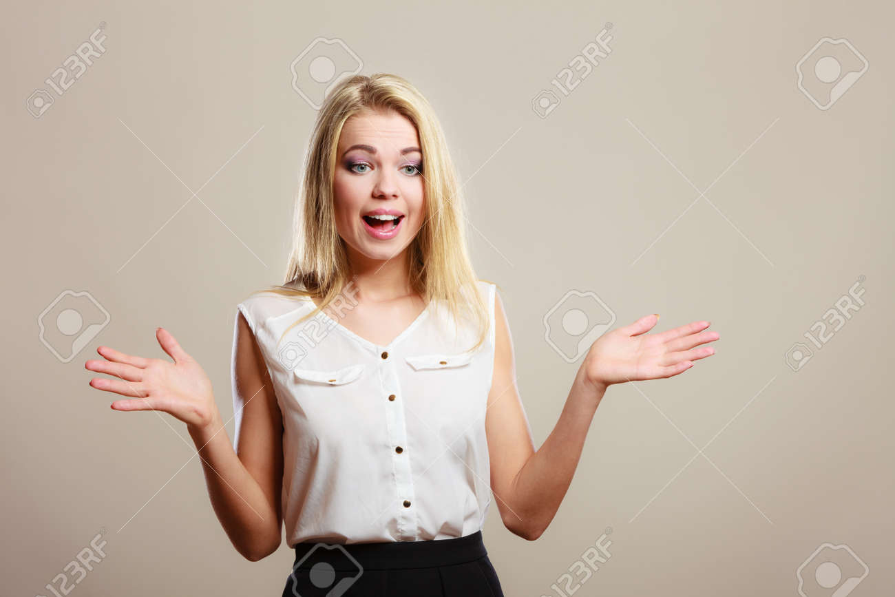 肩をすくめること疑いの女性に肩をすくめ 身振りで示す魅力的な混乱女の子かわからない記号灰色の背景に の写真素材 画像素材 Image 肩をすくめること疑いの女性に肩をすくめ 身振りで示す魅力的な混乱女の子かわからない記号灰色の背景に の写真素材 画像素材 Image