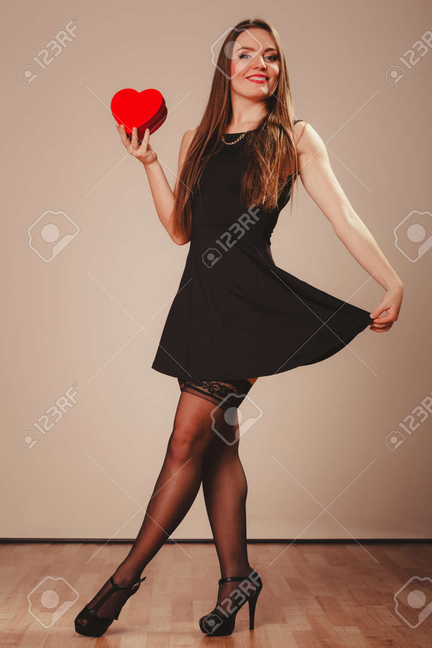 아름다움, 성욕 및 매혹. 젊은 매력적인 섹시 전체 길이 여자 모델 붉은 심장 상자 선물 현재 스튜디오에서 춤. 로열티 무료 사진,  그림, 이미지 그리고 스톡포토그래피. Image 54730637