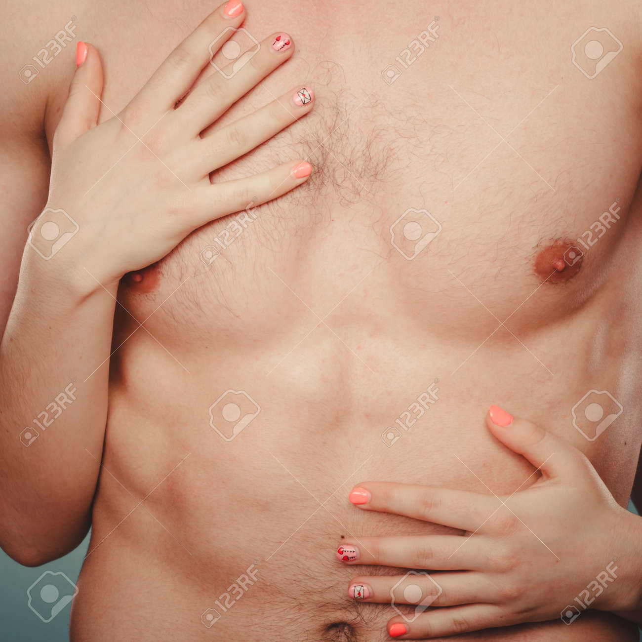 Sexy Leidenschaftliche Paare Liebhaber Im Studio. Frau, Die Hände Umarmen  Nackt Nude Mannes. Liebe Und Leidenschaft. Lizenzfreie Fotos, Bilder und  Stock Fotografie. Image 55864538.