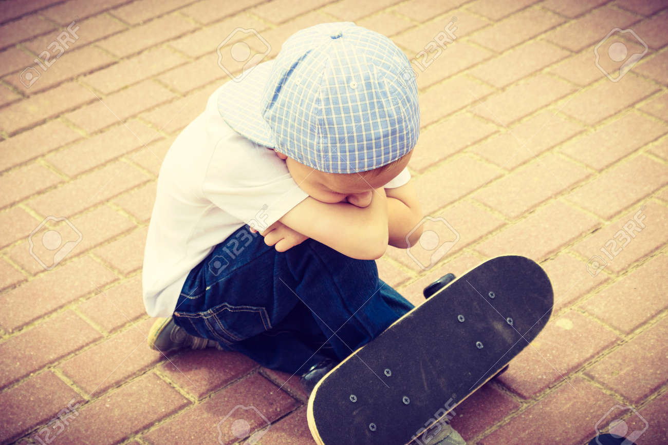 スケート ボードの孤独な悲しい子供男の子 落ち込んで不機嫌そうな子供 寂しさ 孤独 拒絶反応の概念 の写真素材 画像素材 Image