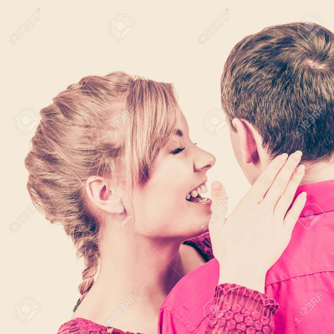 女性は男にいくつかの秘密は いくつかのうわさ話を伝えます 彼氏の耳にささやく興奮して感情的な女の子 の写真素材 画像素材 Image