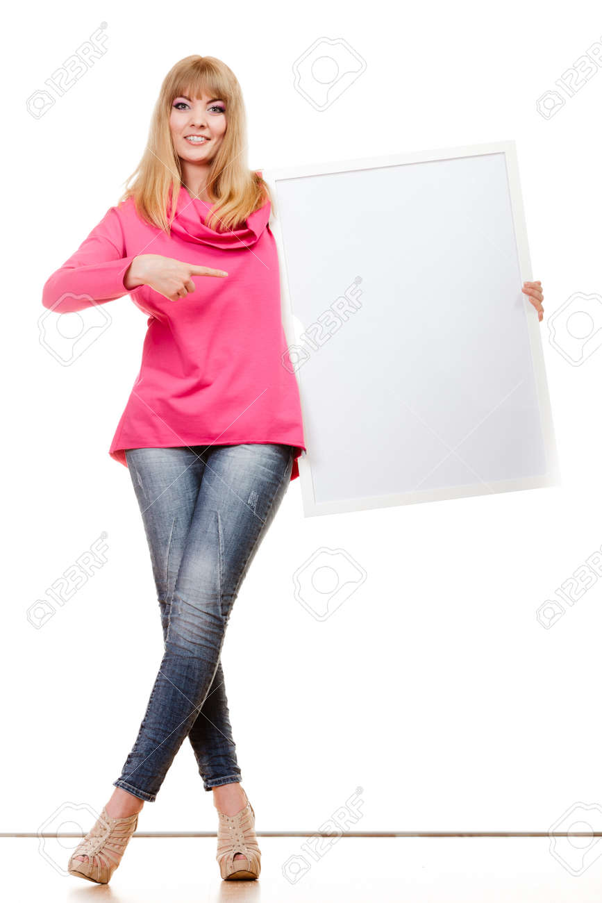 広告のコンセプトです 空白のプレゼンテーション ボードのファッション女性全身 女性モデル ポインティング バナー サイン看板 コピーのテキストのための領域です 分離されました の写真素材 画像素材 Image