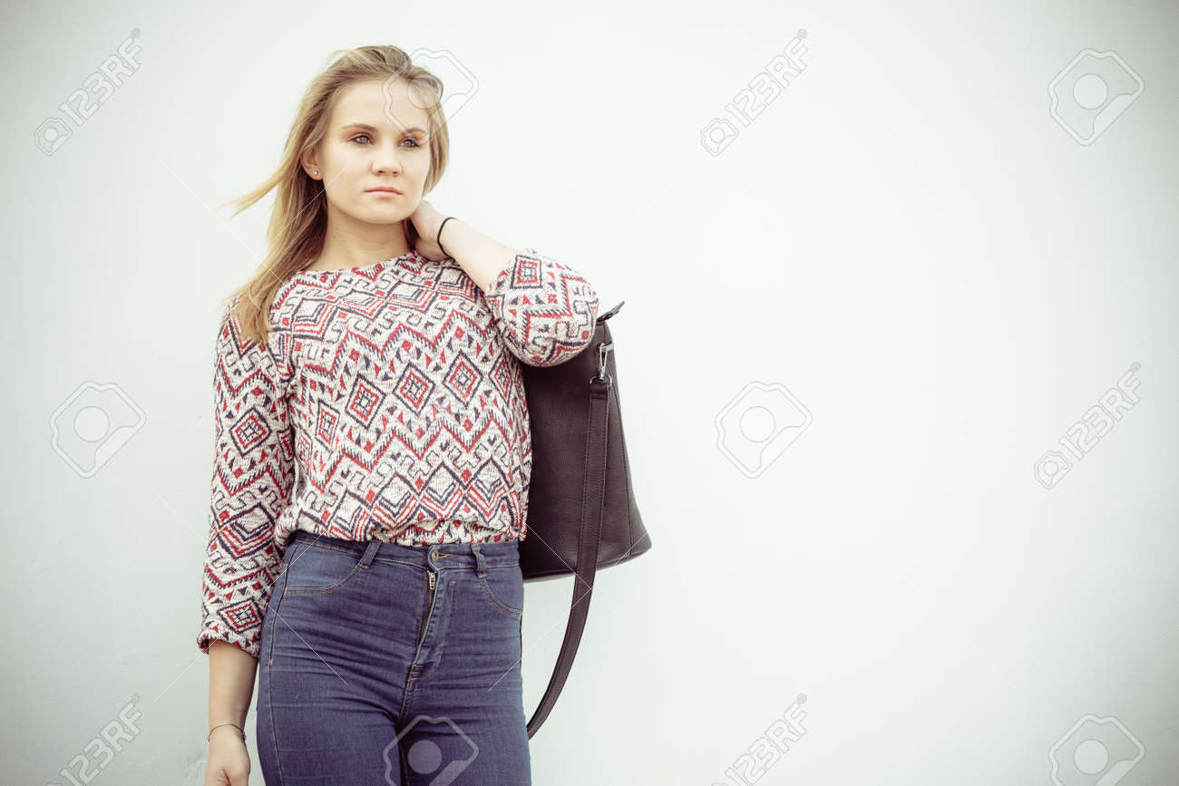 都会的なスタイル 黒バッグのハンドバッグとスタイリッシュなおしゃれな美しさの女性 外ブロンディの女の子モデルポーズ女性のアイデアのファッション の写真素材 画像素材 Image