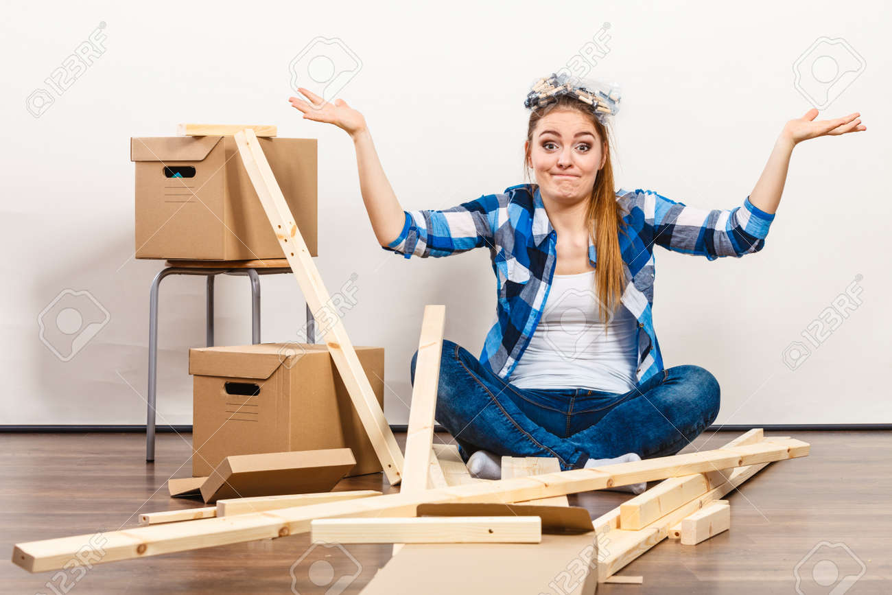Lustige Frau In Neue Wohnung Umzug Der Herstellung Von Mobeln Junges Madchen Schrauben Und Verschleissteile Am Kopf Anordnen Interieur Und Auspacken Boxen Lizenzfreie Fotos Bilder Und Stock Fotografie Image 61205636