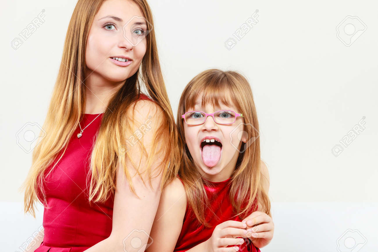 Spiel Und Spass Reizend Kleines Madchen Das Lustiges Verrucktes Gesicht Mit Freudiger Mutter Lachelnde Schone Nette Weibliche Kind Und Frau Positive Gesichts Emotion Lizenzfreie Fotos Bilder Und Stock Fotografie Image 63339157