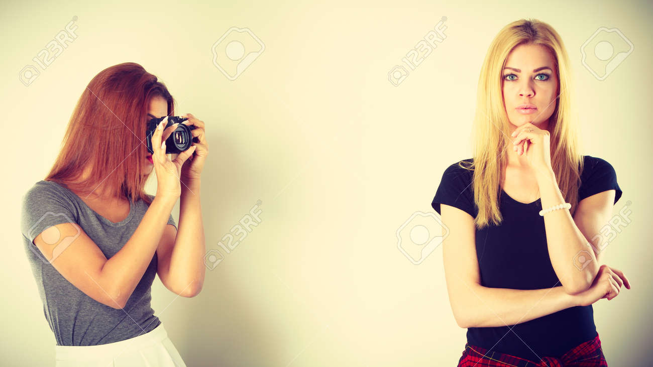 カメラマンとモデル ムラートの女の子撮影画像 金髪の女性を撮影 カメラで写真を撮る の写真素材 画像素材 Image