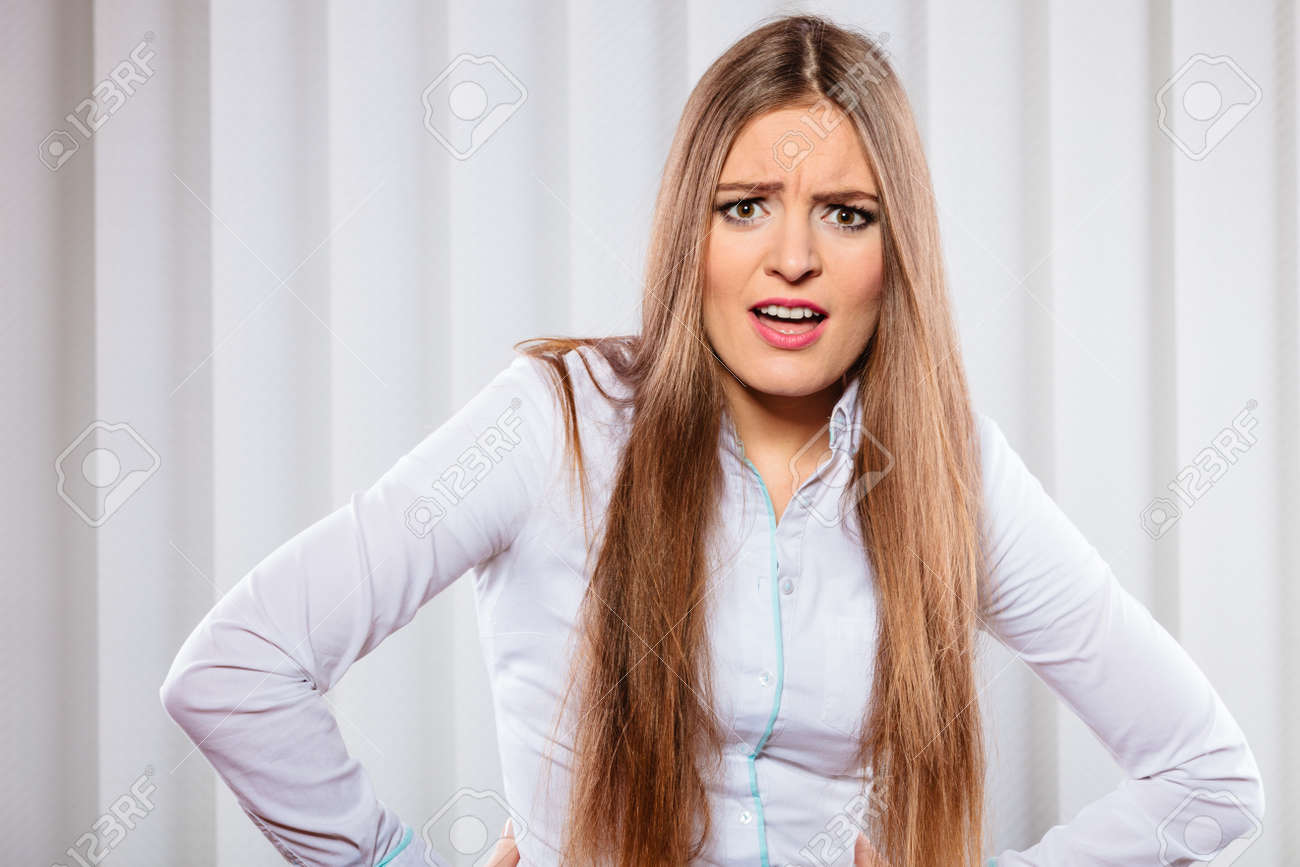 ストレスや仕事に感情を処理します 欲求不満の女性の悲鳴は 怒りと苛立ちを感じる 口を開けてください オフィスでフォーマルな服を着た女性 の写真素材 画像素材 Image