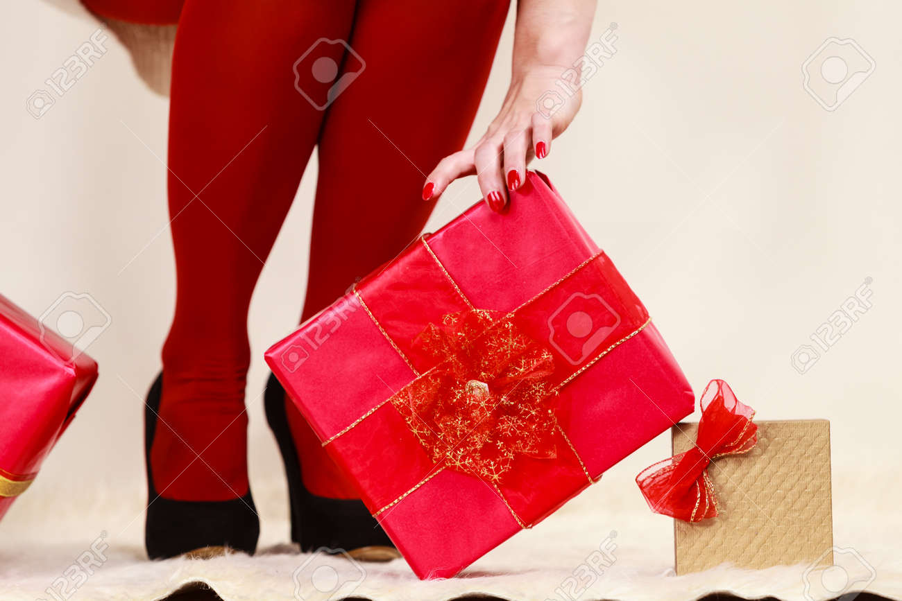 sapato vermelho com meia preta