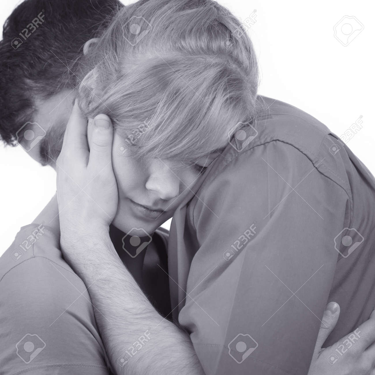 Sad hugging couples pictures recommendations to wear in spring in 2019 Sad hugging couples pictures recommend to wear for summer in 2019