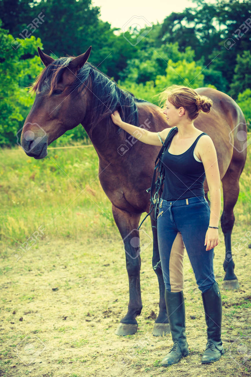 動物と人間の愛 馬のコンセプト 草原に馬と一緒に歩いている女性を騎手します の写真素材 画像素材 Image 動物と人間の愛 馬のコンセプト 草原に馬と一緒に歩いている女性を騎手します の写真素材 画像素材 Image